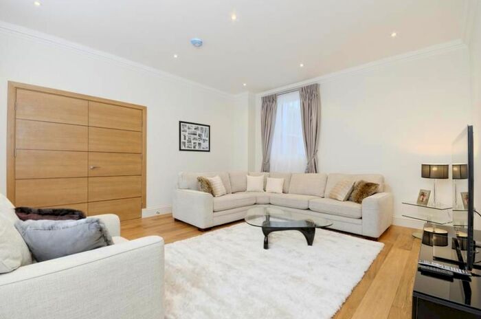 3 Bedroom Flat To Rent In Shepherd Street, Mayfair, W1J