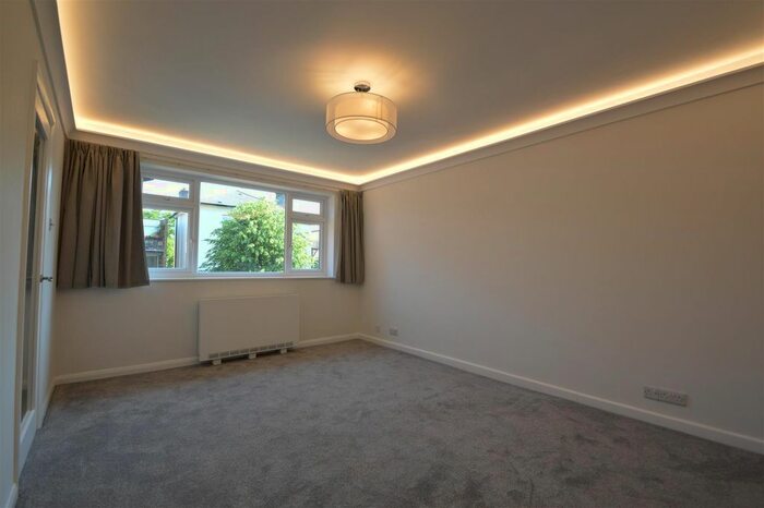 2 Bedroom Flat To Rent In Grove Road, Surbiton, KT6
