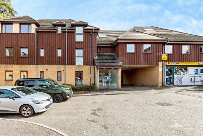 2 Bedroom Flat For Sale In Oakwood Court, Crawley, RH11