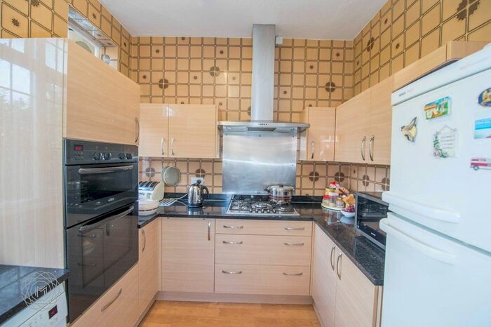 2 Bedroom Flat To Rent In Swanfield Street, London E2