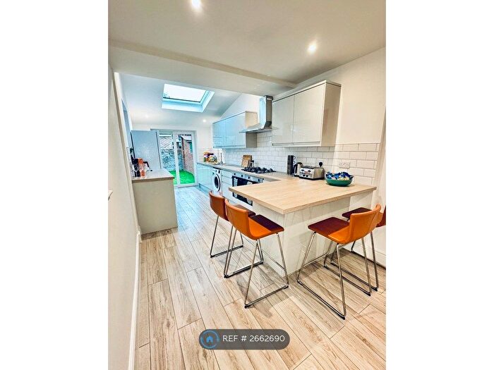 6 Bedroom Terraced House To Rent In Playfair Road, Southsea, PO5