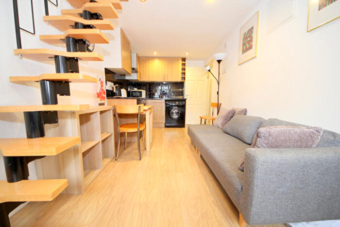 1 Bedroom Maisonette To Rent In Kinderton Close, Southgate, London, N14