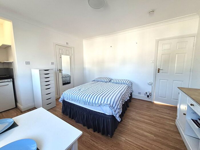 Studio To Rent In Beafort Gardens, London, NW4