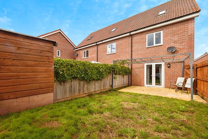 3 Bedroom End Of Terrace House For Sale In Myrtlebury Way, Exeter, Devon, EX1