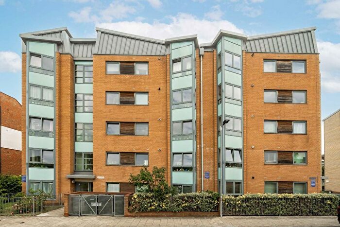 2 Bedroom Flat To Rent In Lewis Gardens, London, N16