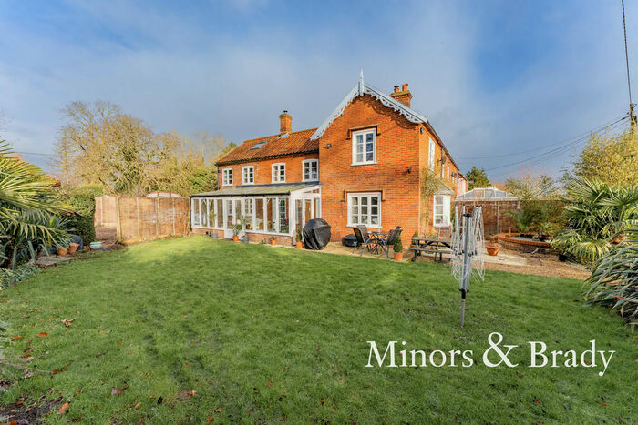 4 Bedroom Semi-Detached House For Sale In Hall Road, Welborne, NR20