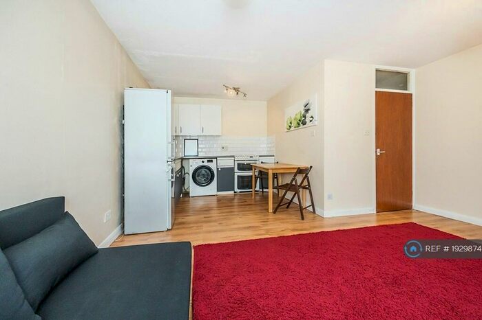 2 Bedroom Flat To Rent In Pear Tree Court, Ilford, IG2