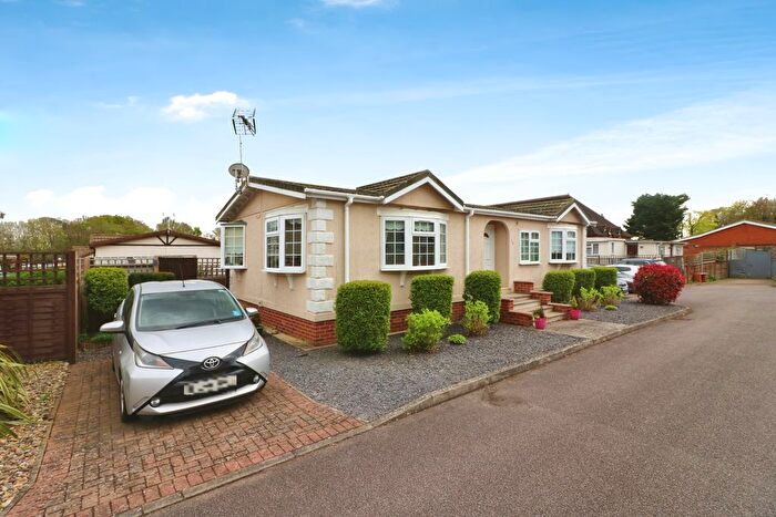 2 Bedroom Mobile/park Home For Sale In Danesbury Park Road, Welwyn, AL6