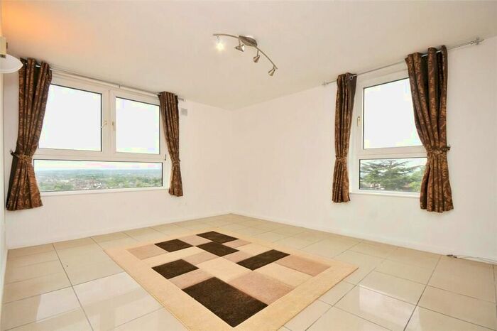 2 Bedroom Flat To Rent In Ross Road, Norwood, London, SE25