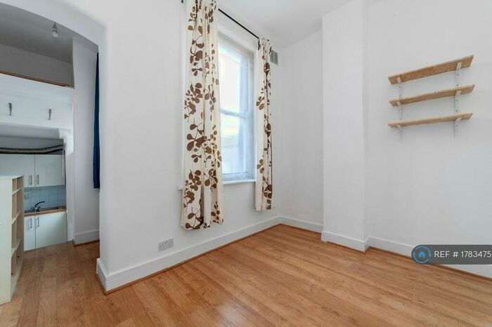 Studio To Rent In Markhouse Road, London, E17