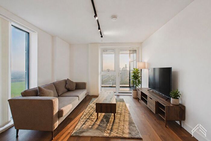 2 Bedroom Flat To Rent In Mitre Way, North Kensington London, NW10