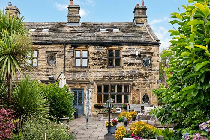 4 Bedroom House For Sale In Woodhall Hills, Calverley, Pudsey, West Yorkshire, LS28