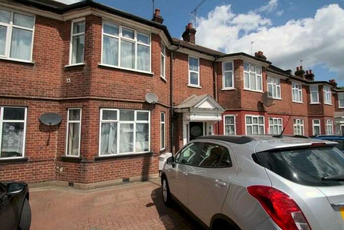 3 Bedroom Apartment To Rent In North Circular Road, Palmers Green, N13
