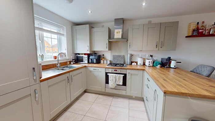 3 Bedroom Town House For Sale In Winder Close, New Rossington, Doncaster, DN11