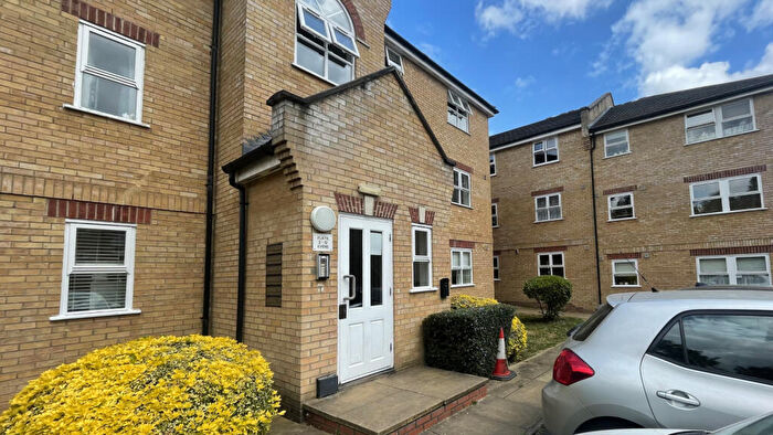 2 Bedroom Flat To Rent In Kirkland Drive, Enfield, EN2