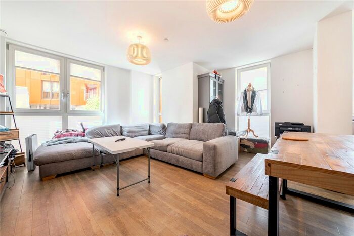 3 Bedroom Flat To Rent In Loop Court, Telegraph Avenue, London, SE10