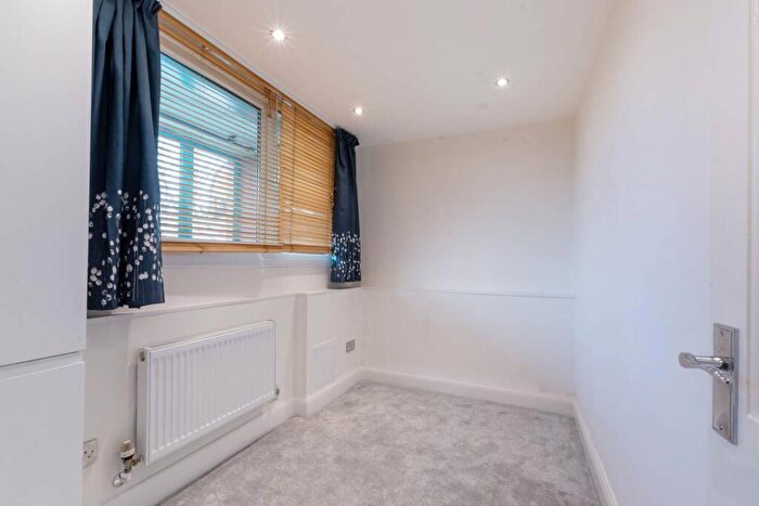 2 Bedroom Flat For Sale In Phipps Bridge Road, Mitcham, CR4