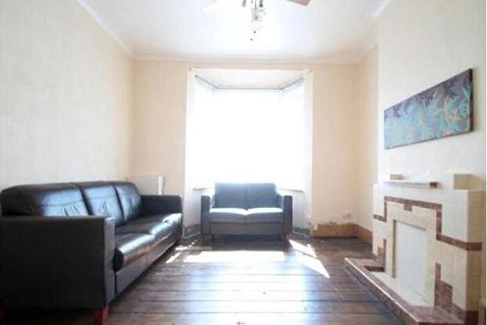 3 Bedroom Semi-Detached House To Rent In Waddon Road, Croydon, CR0