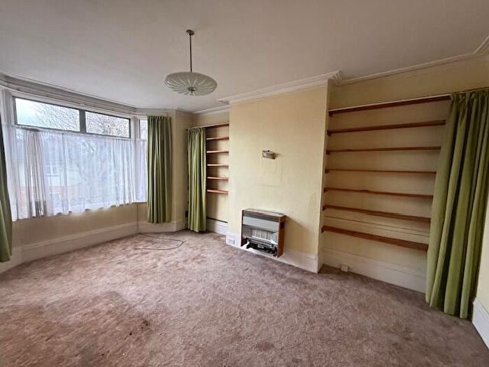 3 Bedroom Flat For Sale In Oakfield Road, London, N14