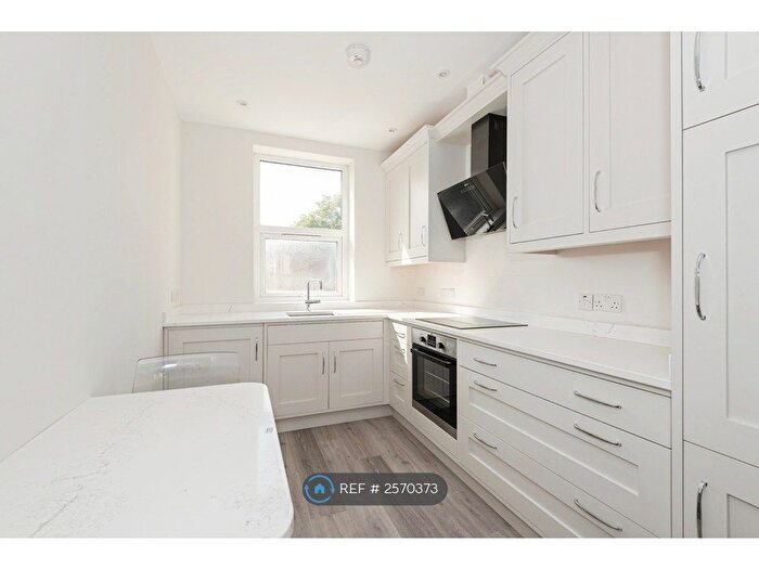 2 Bedroom Flat To Rent In Parkville House, Epsom, KT19