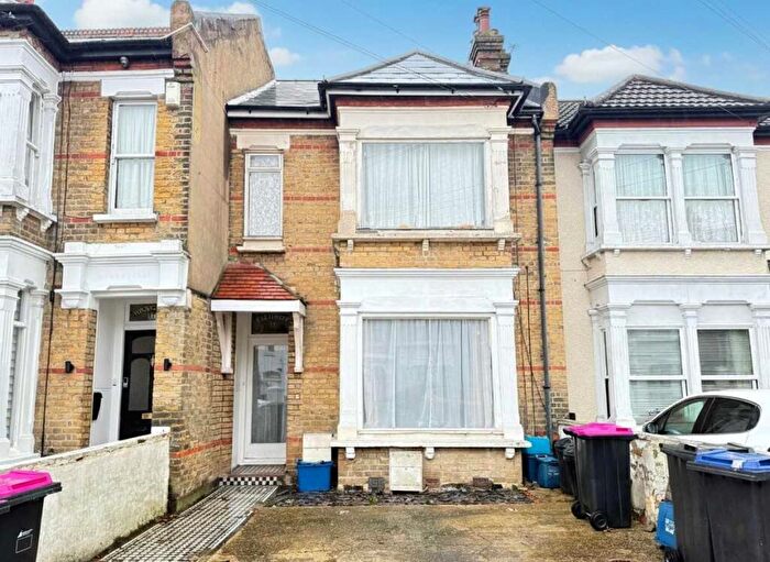 2 Bedroom Apartment For Sale In Westcliff On Sea, SS0