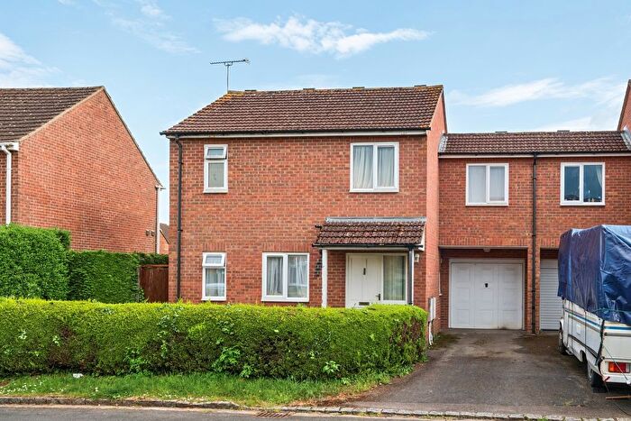 3 Bedroom Semi-Detached House For Sale In Pampas Close, Carterton, Oxfordshire, OX18