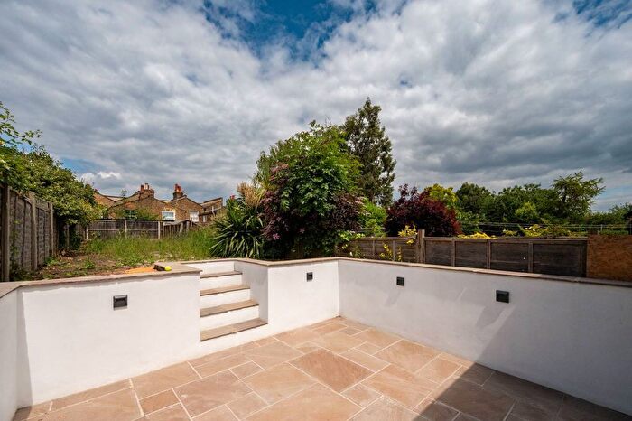 2 Bedroom Flat To Rent In Avondale Rise, Peckham Rye, London, SE15