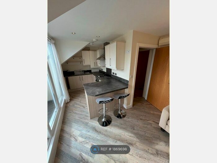 2 Bedroom Flat To Rent In Y Bae, Bangor, LL57