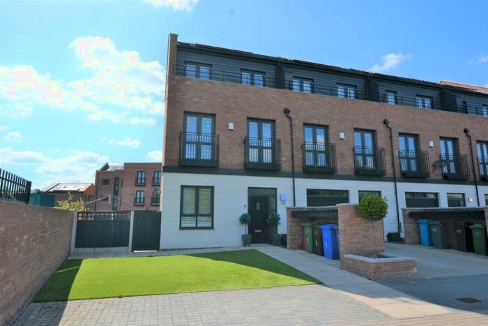 5 Bedroom End Of Terrace House To Rent In Michaels Close, Northenden, M22