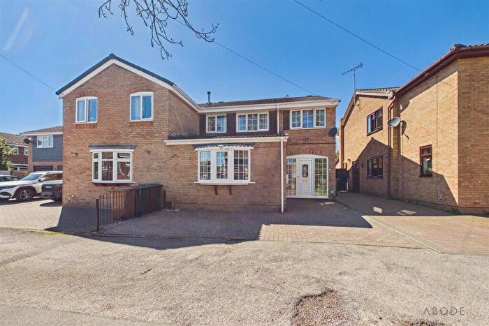 4 Bedroom Semi-Detached House For Sale In Stoneydale Close, Newhall, DE11