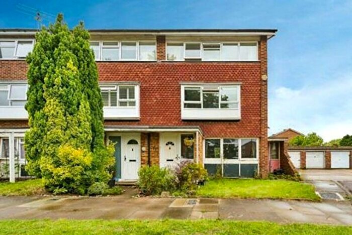 2 Bedroom Flat For Sale In Watermill Close, Richmond, TW10