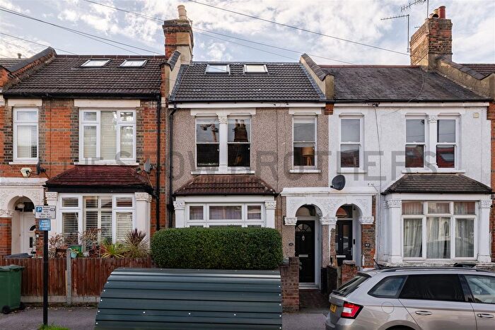 2 Bedroom Property To Rent In Kingsley Road, Walthamstow, E17
