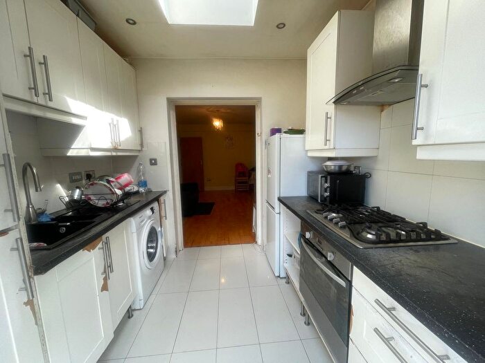 2 Bedroom Flat To Rent In Rayners Lane, Harrow, HA2