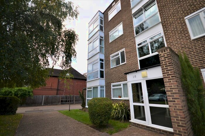 2 Bedroom Flat To Rent In The Squirrels, Belmont Hill, London, SE13
