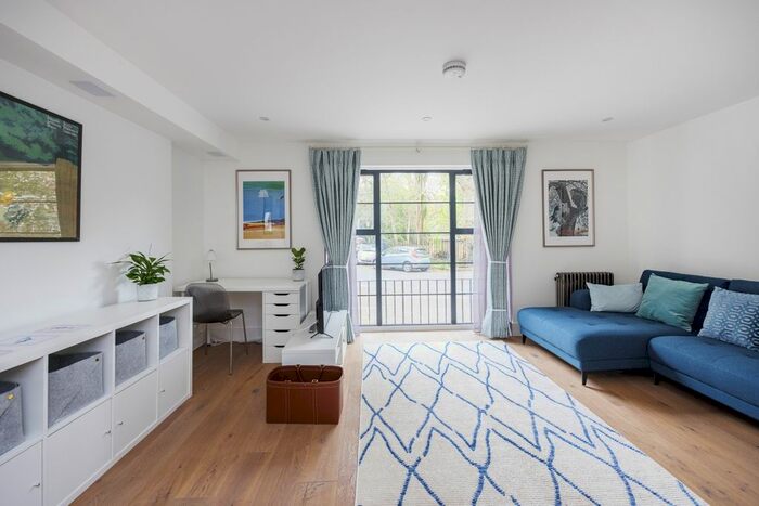 3 Bedroom Flat To Rent In Gloucester Circus, London, SE10