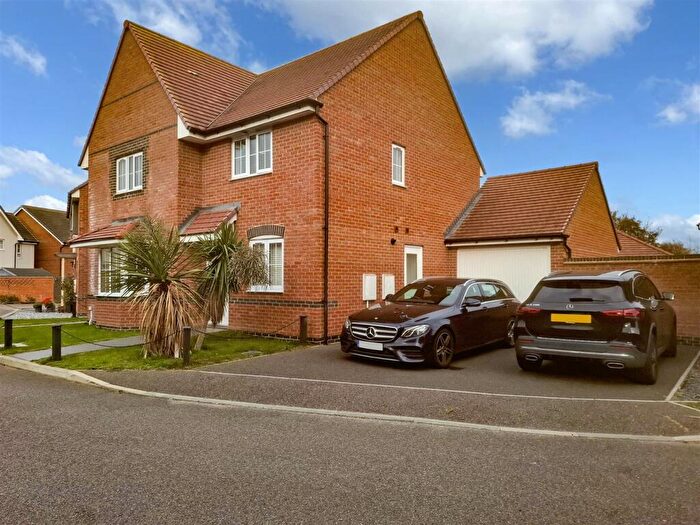 4 Bedroom Detached House For Sale In Challen Vale, Littlehampton, BN17