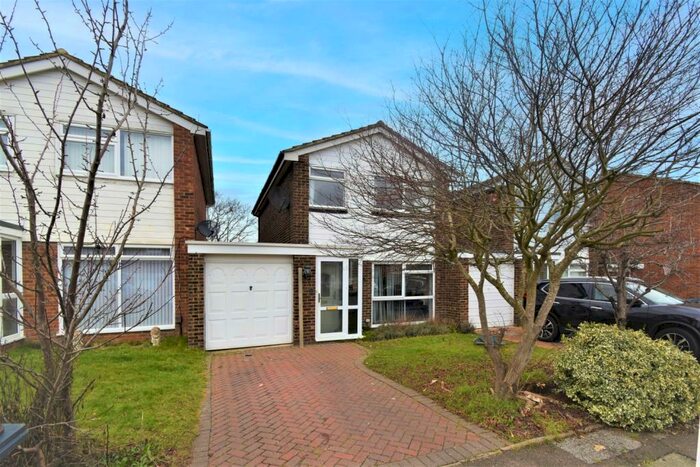 3 Bedroom Link Detached House To Rent In Powster Road Bromley, BR1