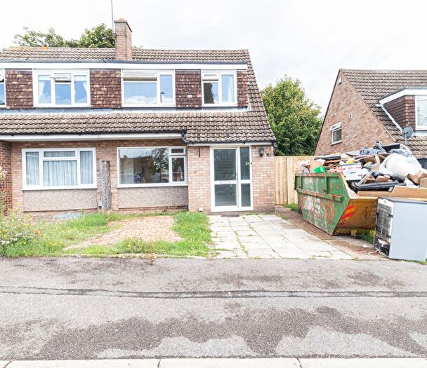 3 Bedroom Semi-Detached House To Rent In Ketton Close, Luton, Bedfordshire, LU2