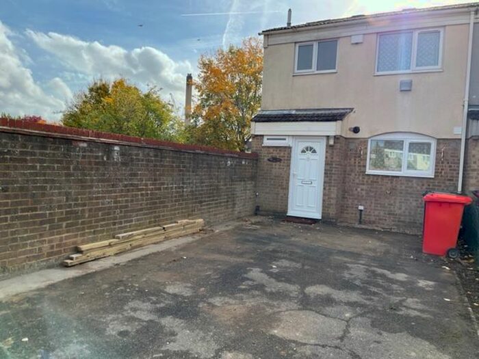 3 Bedroom End Of Terrace House To Rent In Pennine Road, Slough, SL2