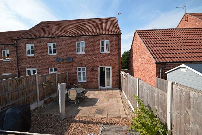 3 Bedroom Semi-Detached House For Sale In Lake View, Pontefract, WF8
