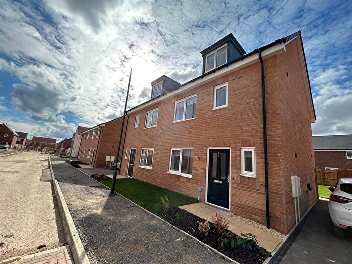 4 Bedroom Semi Detached House To Rent In Bridges Close, Grimsby, DN33