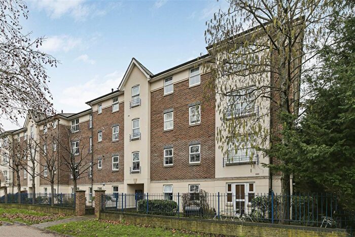 2 Bedroom Flat To Rent In Sandringham Court, Skerne Walk, Kingston Upon Thames, KT2
