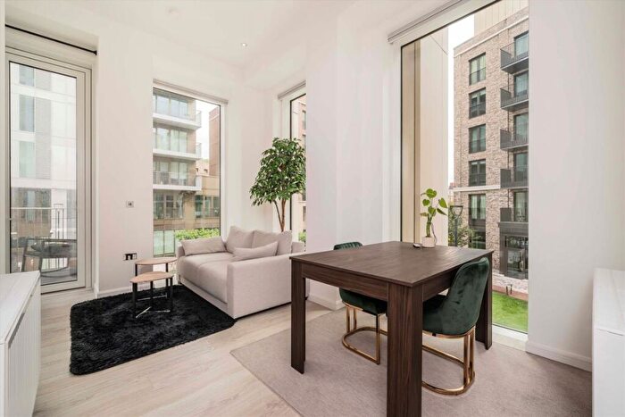 1 Bedroom Flat For Sale In Cendal Crescent, Whitechapel, E1