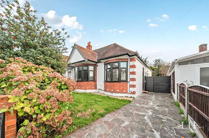 3 Bedroom Bungalow For Sale In Adelaide Gardens, Romford, RM6