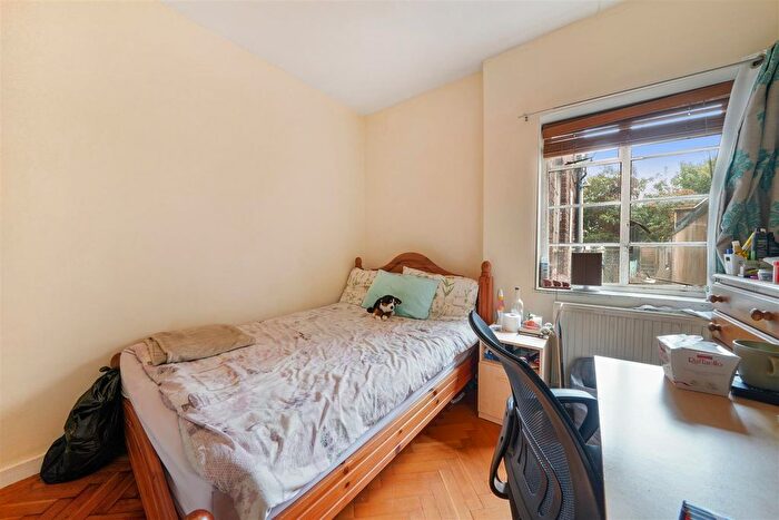 2 Bedroom Flat To Rent In Langthorne Street, Fulham, SW6