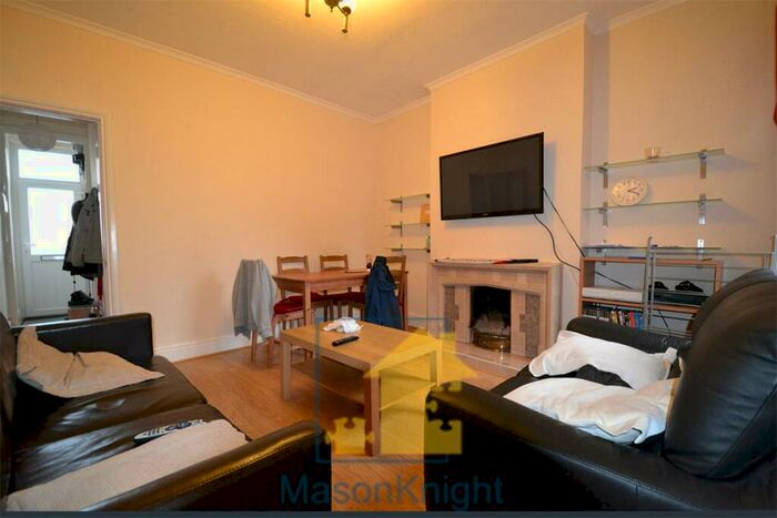 4 Bedroom Terraced House To Rent In Warwards Lane, Selly Oak. Mins Walk To University Of Birmingham, B29