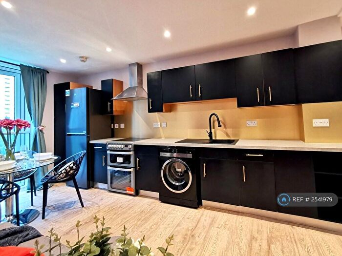 3 Bedroom Flat To Rent In Millharbour, London, E14