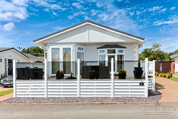 3 Bedroom Mobile/park Home For Sale In Beech Drive, Dolbeare Court, Landrake, Saltash, Cornwall, PL12