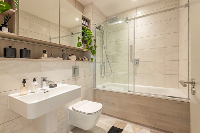 3 Bedroom Flat To Rent In Cortland At Colliers Yard, Salford, M3