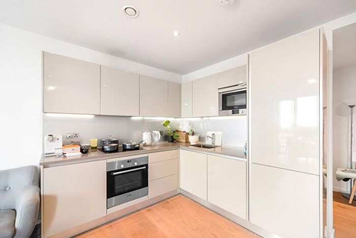 1 Bedroom Flat To Rent In St Gabriel Walk, Elephant And Castle, London, SE1